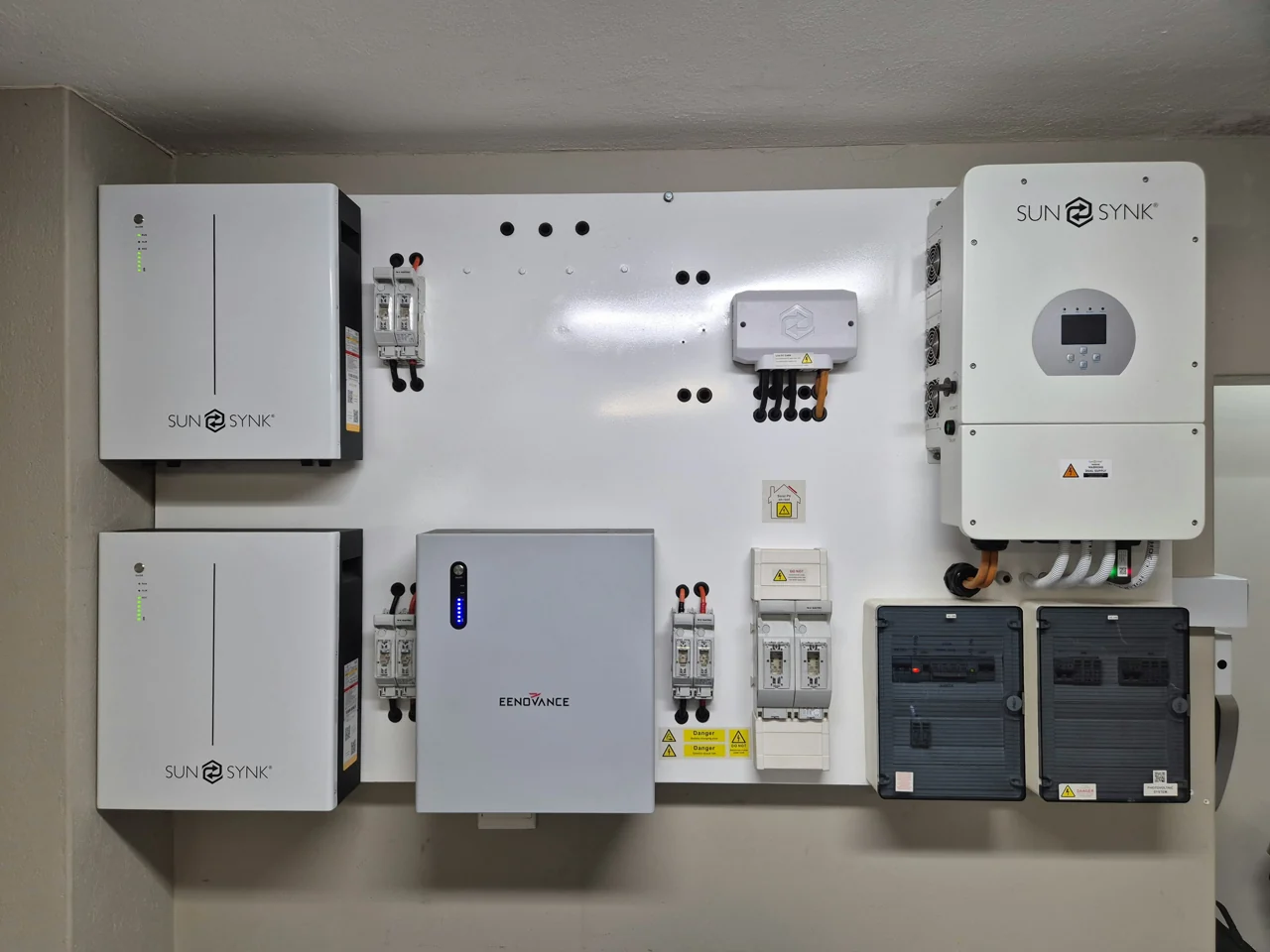 Batterijmodules en omvormers in een energie-installatie
