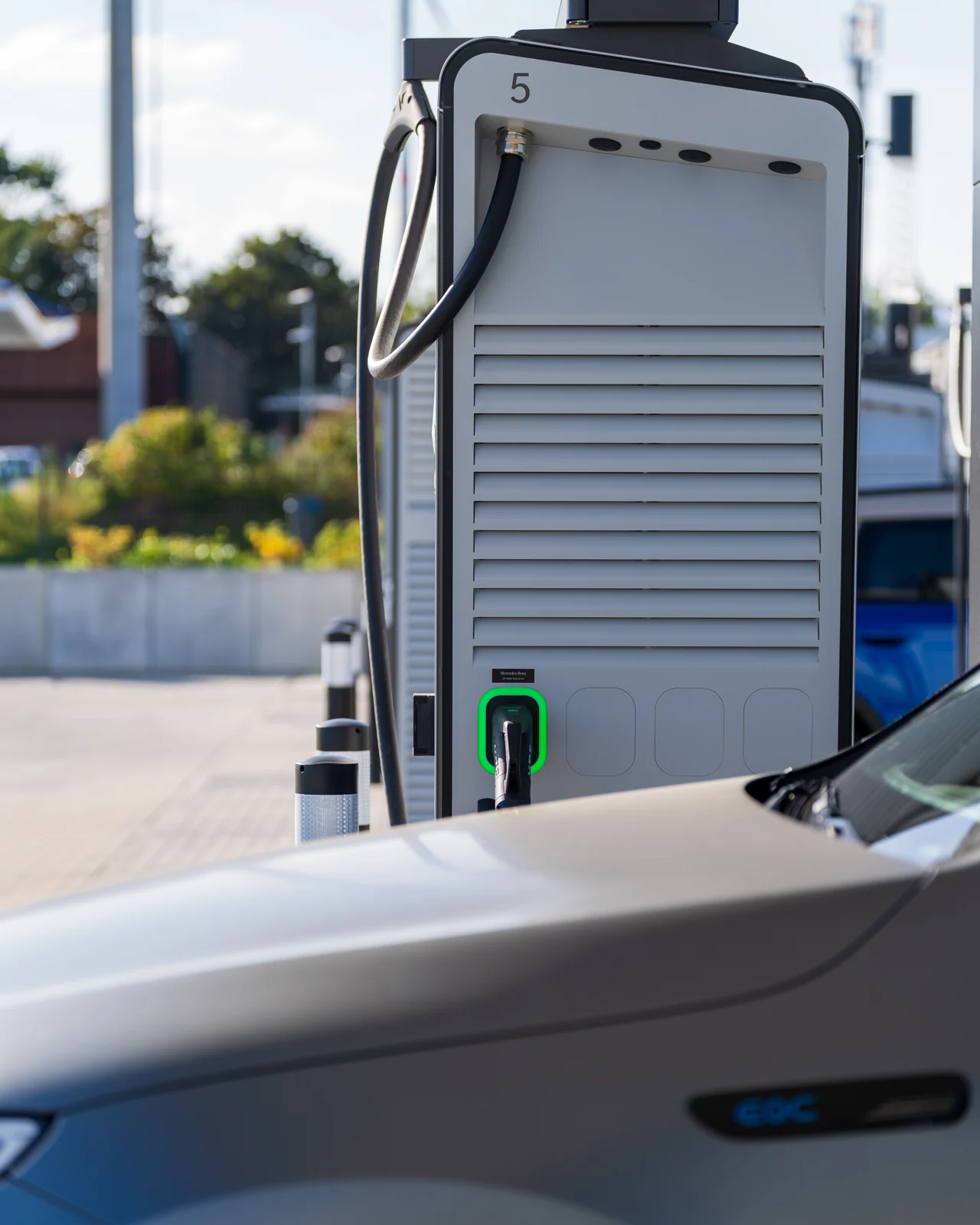 Elektrische auto bij een laadstation