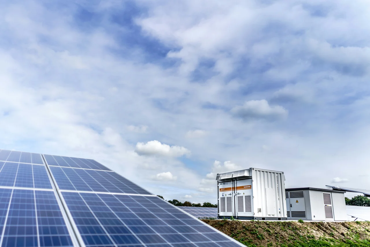 Zonnepanelen en elektrische installaties op een zonnepark